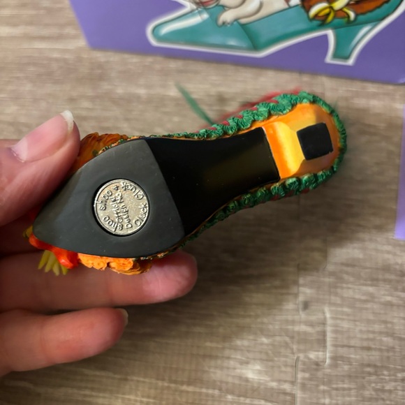 Shoo Shoo Cluck Cluck by Willow Hall Chicken Rooster Shoe Figurine - Picture 4 of 4